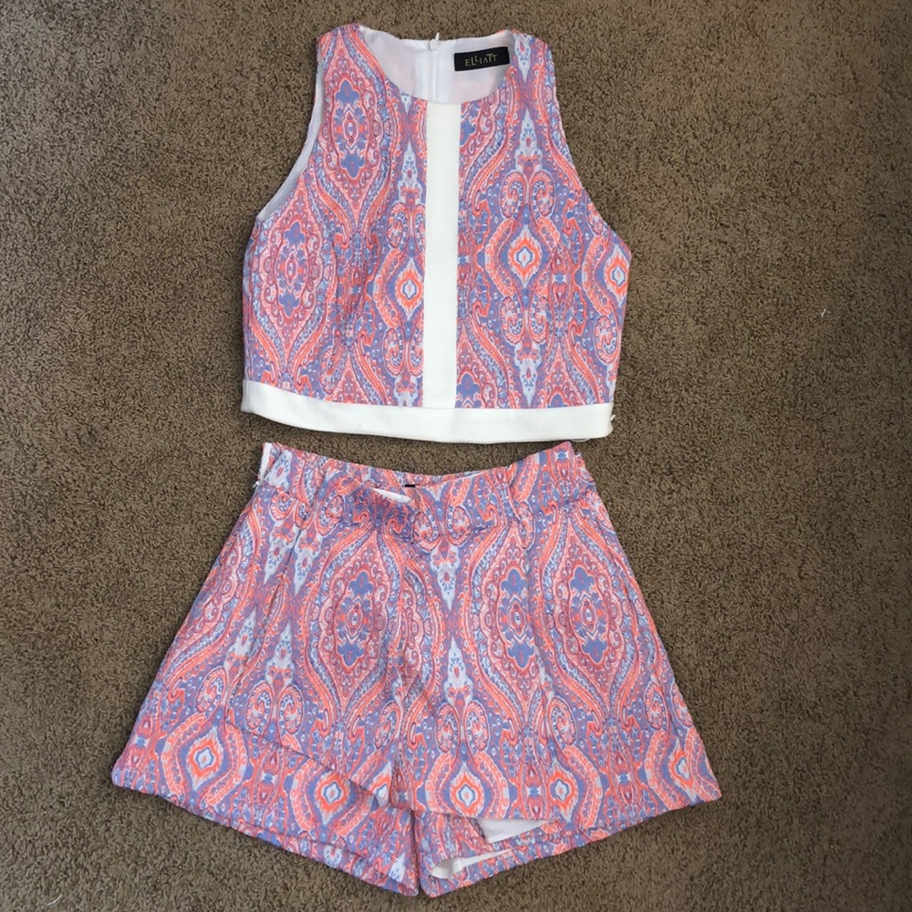 Elliatt crop top size small